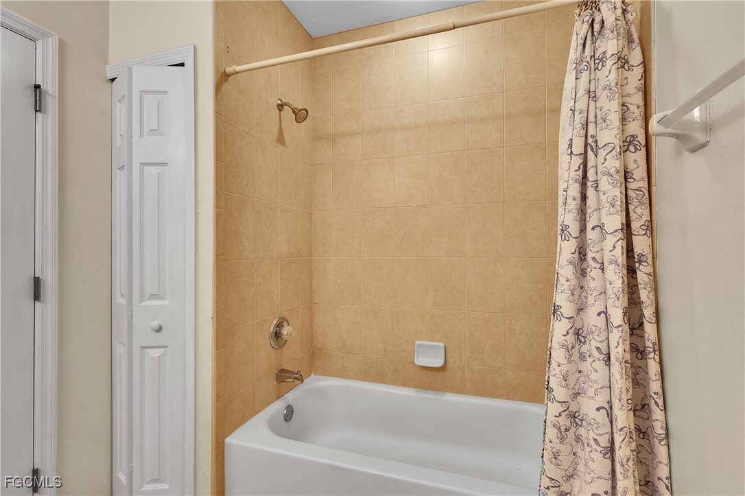 4921 SW 16th Place, Apt 201