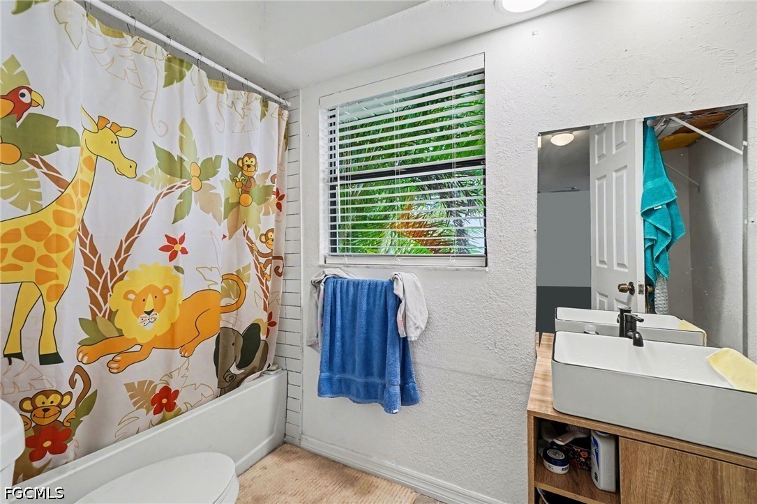 2208/2210 Iris Way
