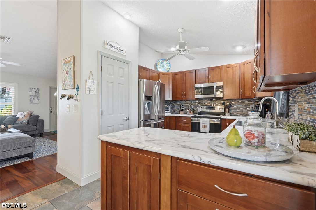 1529  Crestwood Circle