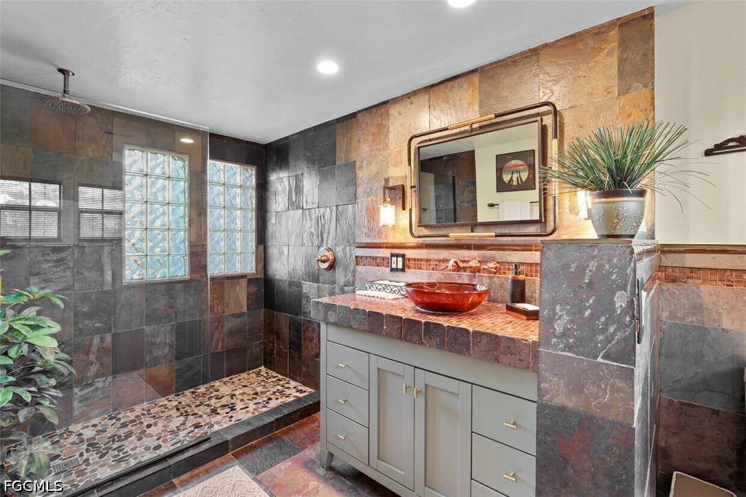 2708-2714  Santa Cruz Boulevard