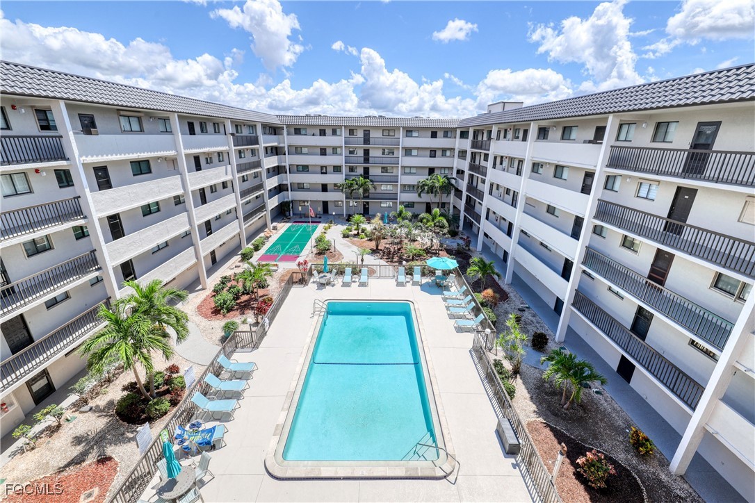 2121  Collier Avenue, Apt 305
