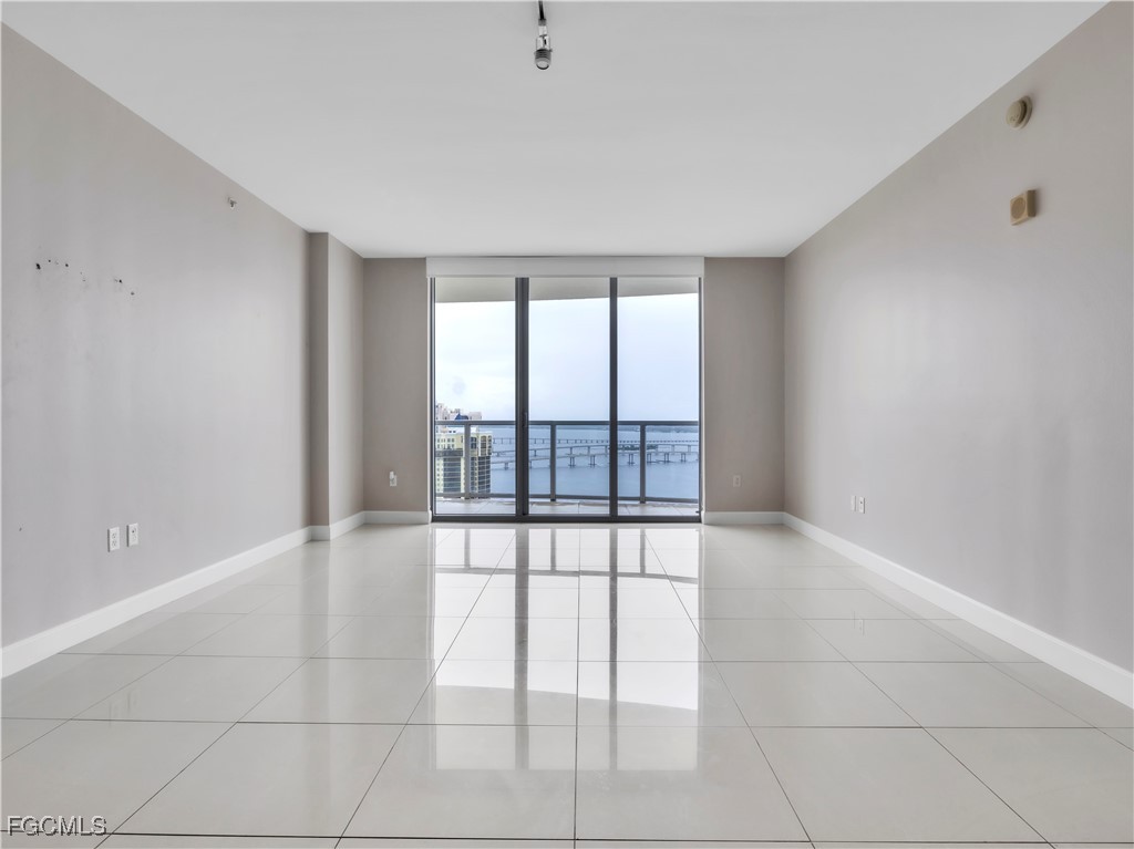 3000  Oasis Grand Boulevard, Apt 2950