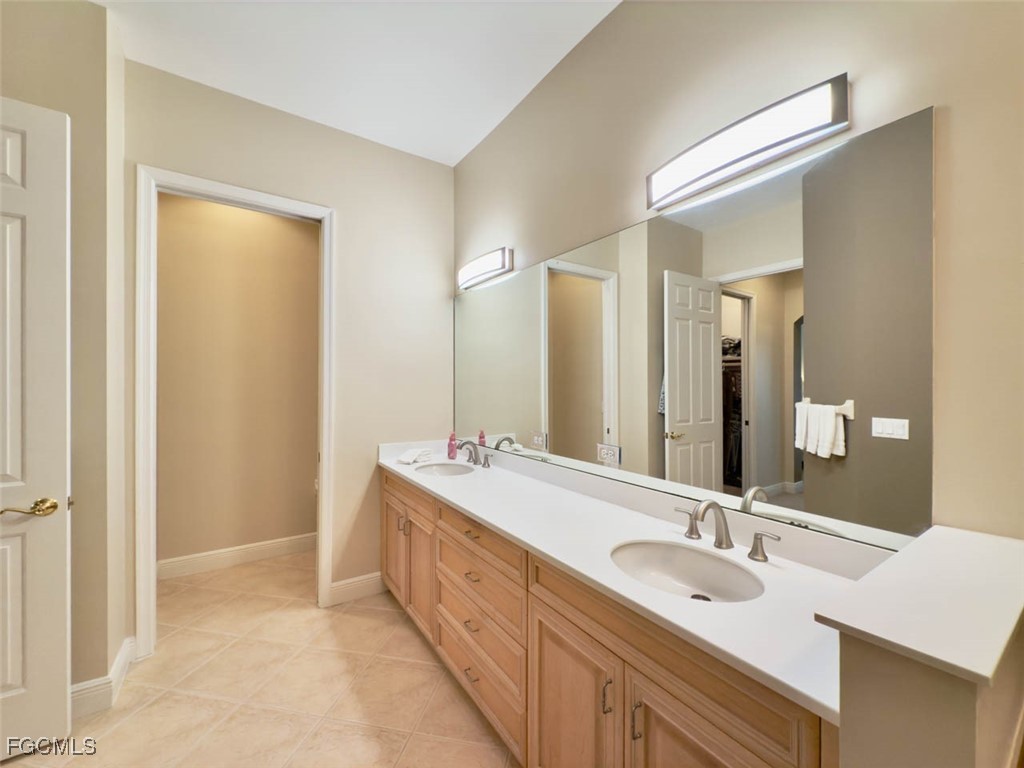 5956  Tarpon Gardens Circle, Apt 201