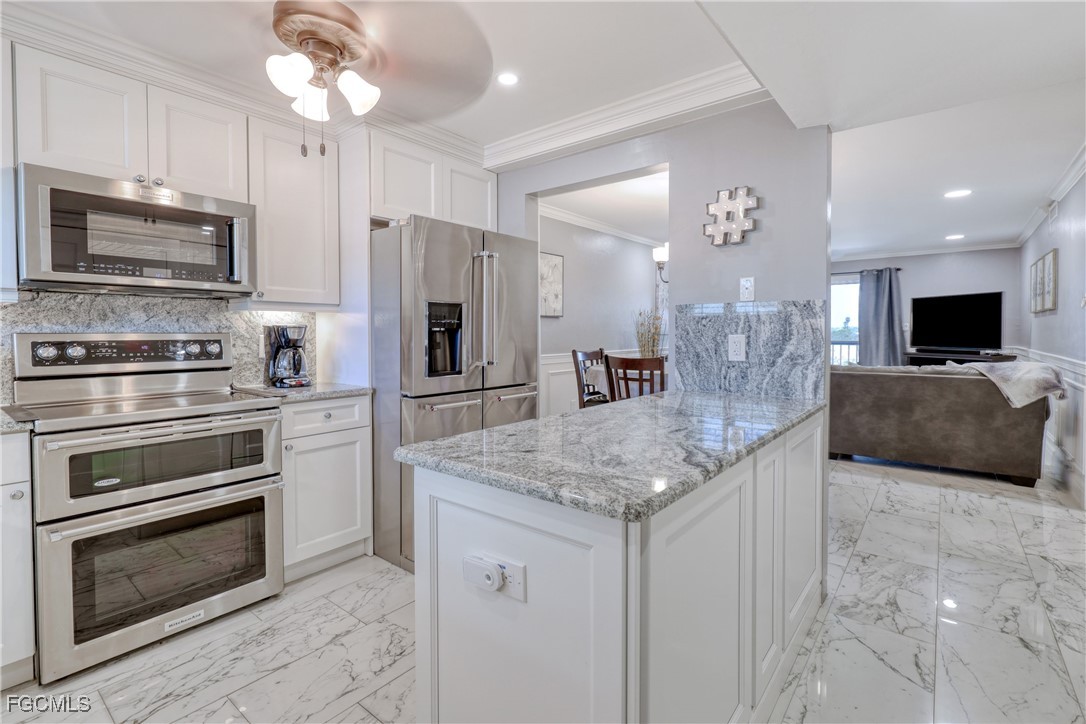 2121  Collier Avenue, Apt 412