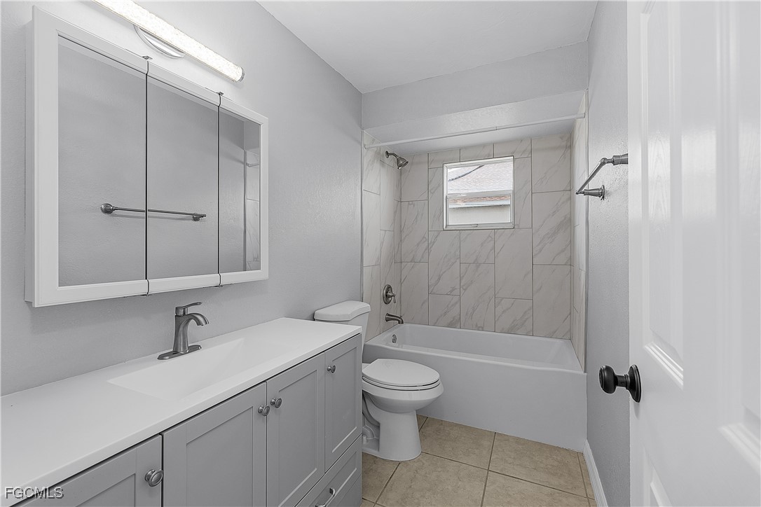 4012/4014 SW 16TH Place