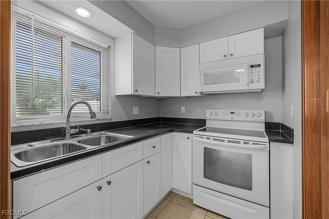 4012/4014 SW 16TH Place