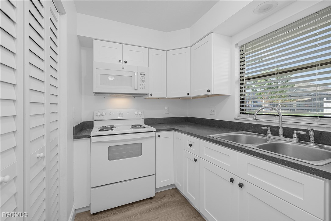 4012/4014 SW 16TH Place