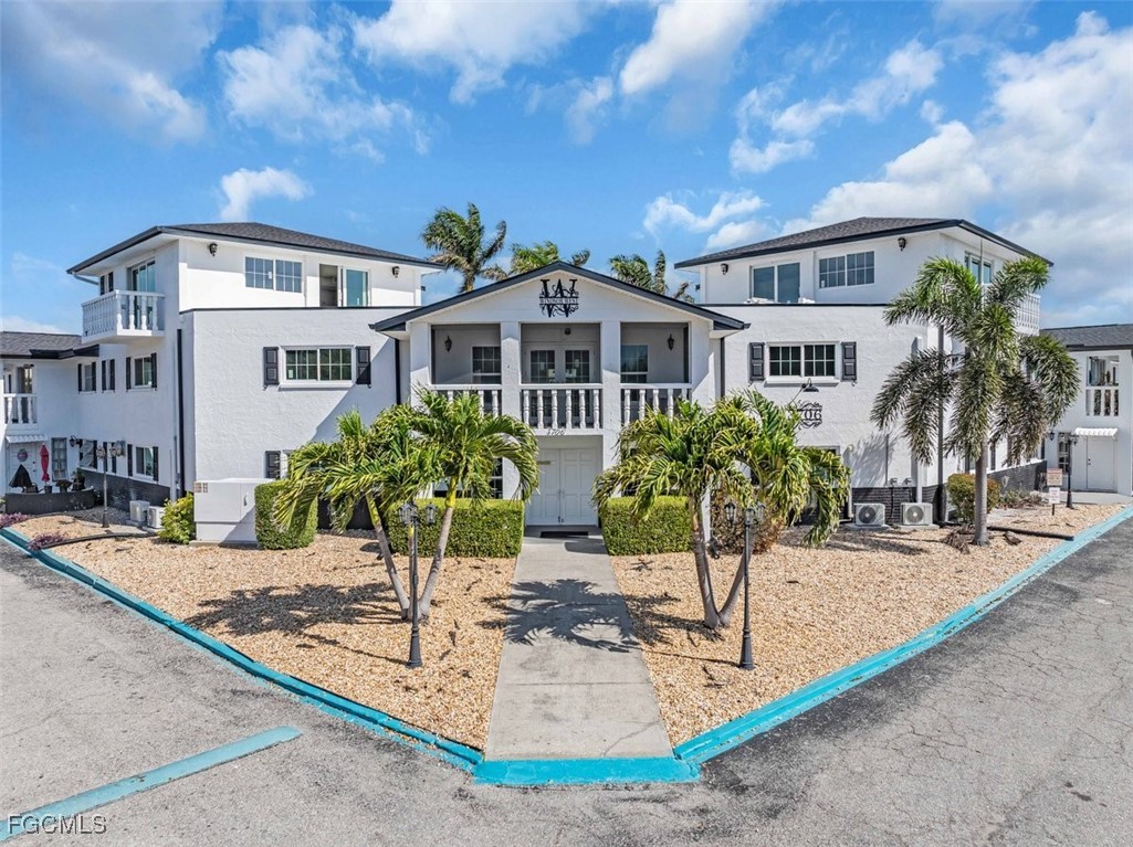 3704  Broadway, Apt 216