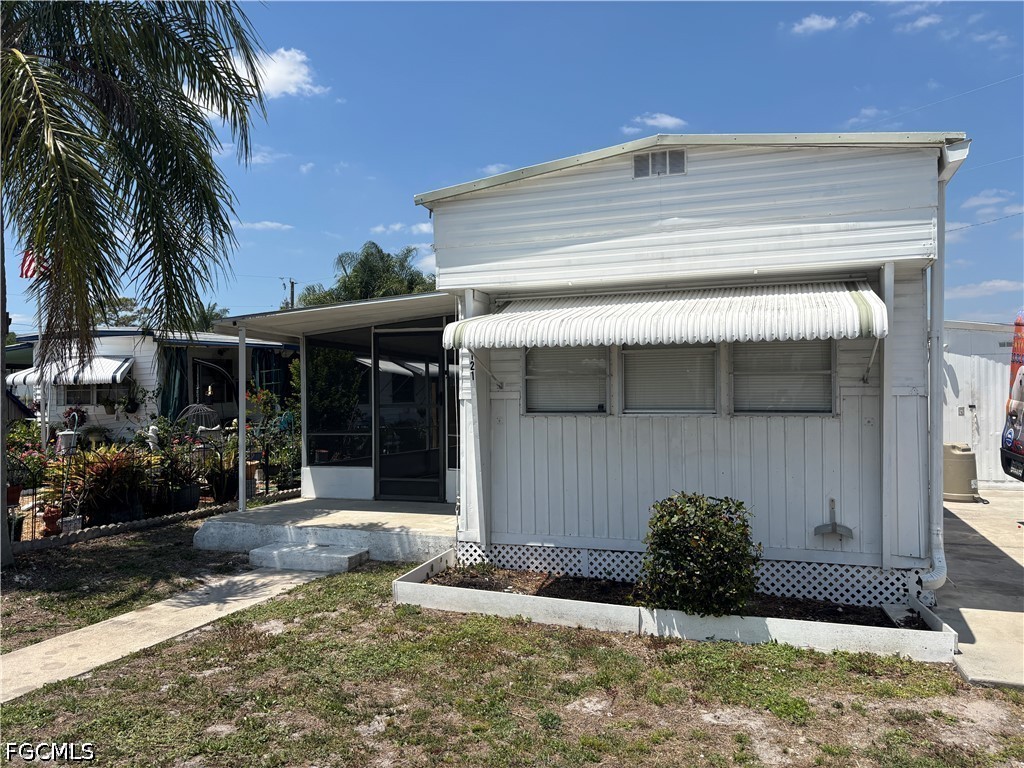 121  Coachlight Lane