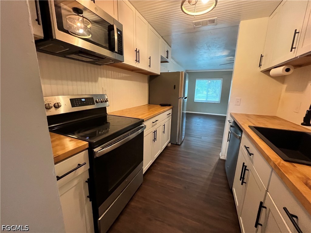 19113/115  Holly Road