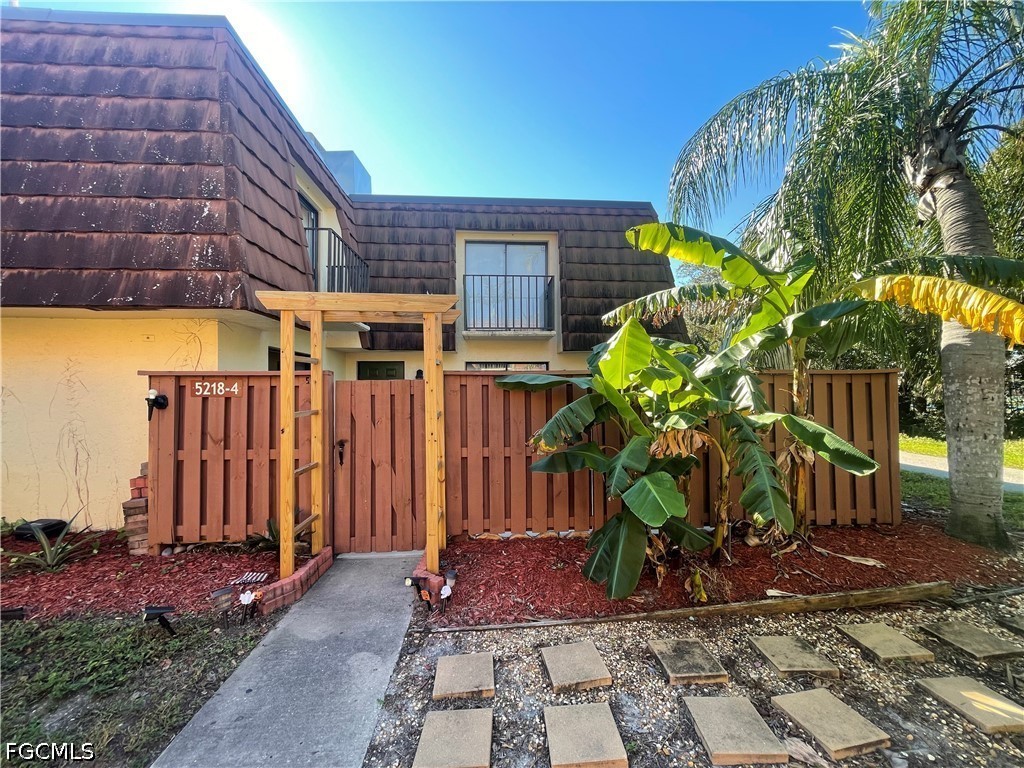 5218 Cedarbend Drive, COM_IPROPERTY_ABBV_APT 4
