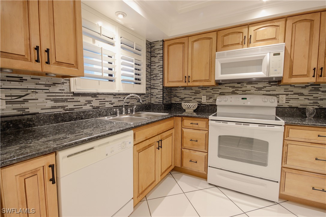 2121  Collier Avenue, Apt 406