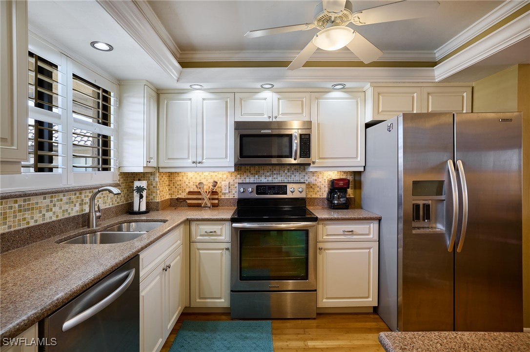 2121  Collier Avenue, Apt 518