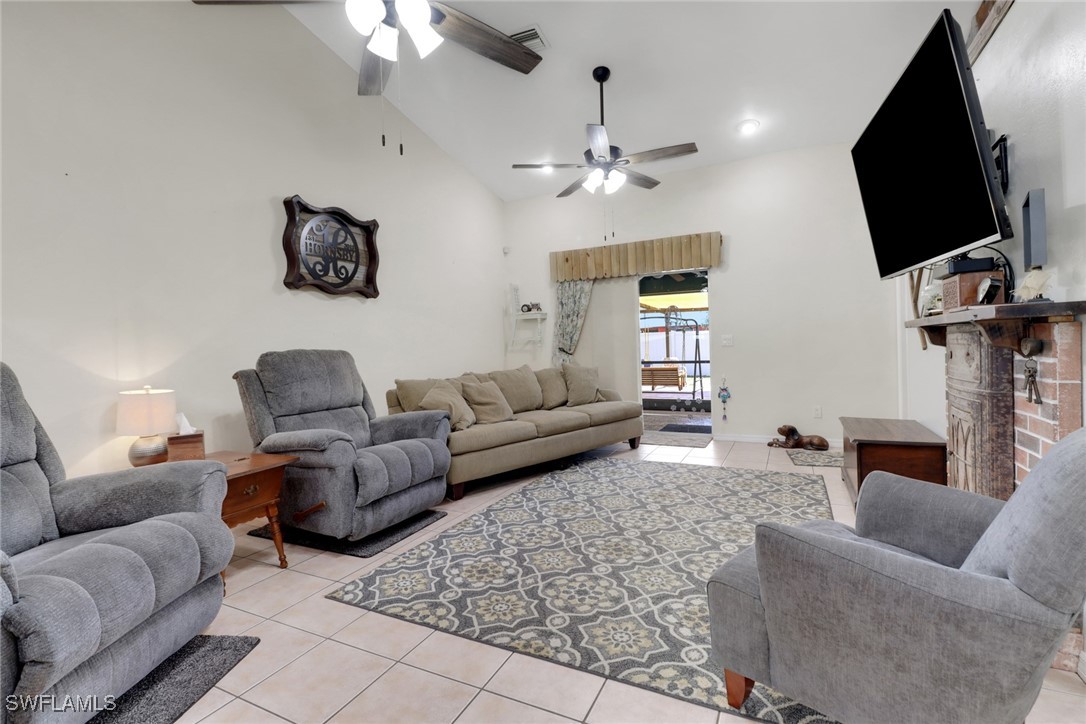 2902/2904 SE Santa Barbara Place