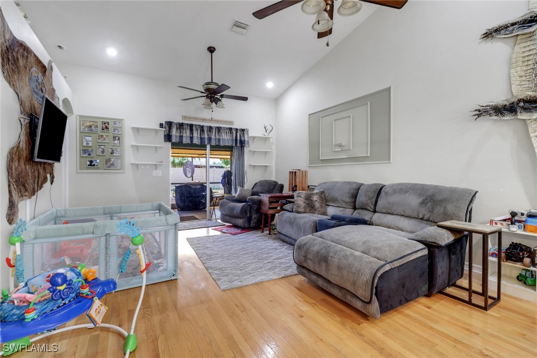 2902/2904 SE Santa Barbara Place