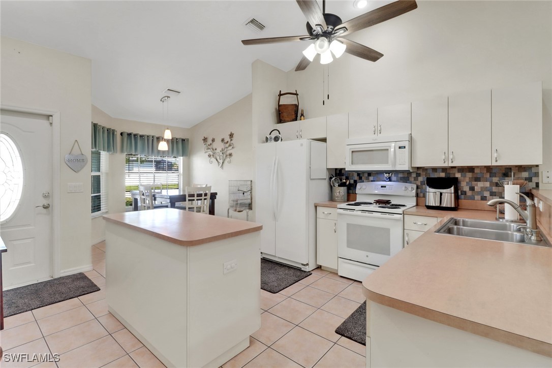 2902/2904 SE Santa Barbara Place