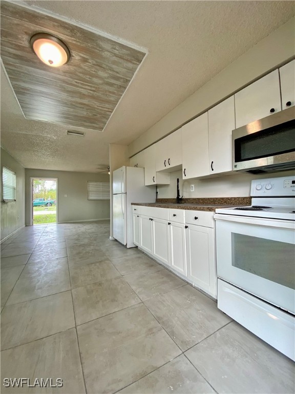 1534  Oak Drive