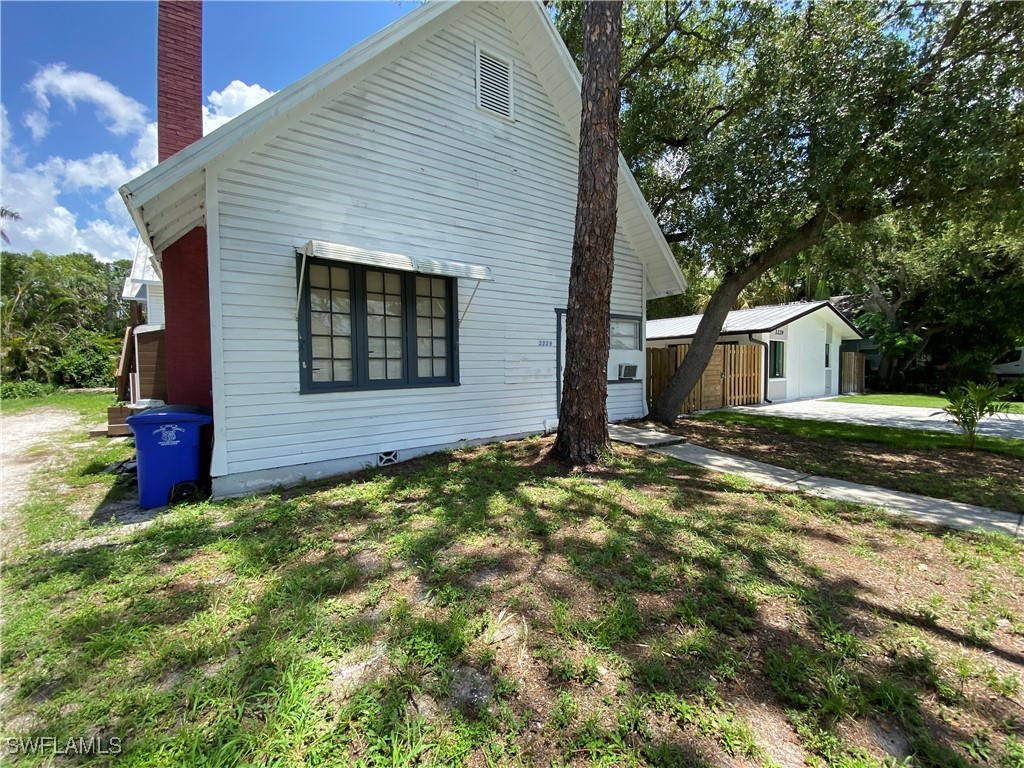2225  Stella Street